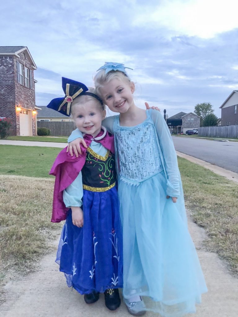 Frozen costumes for the entire family. Family Frozen costume. Frozen costume for kids and adults. Elsa costume. Anna costume. DIY Olaf costume. DIY Kristoff costume.